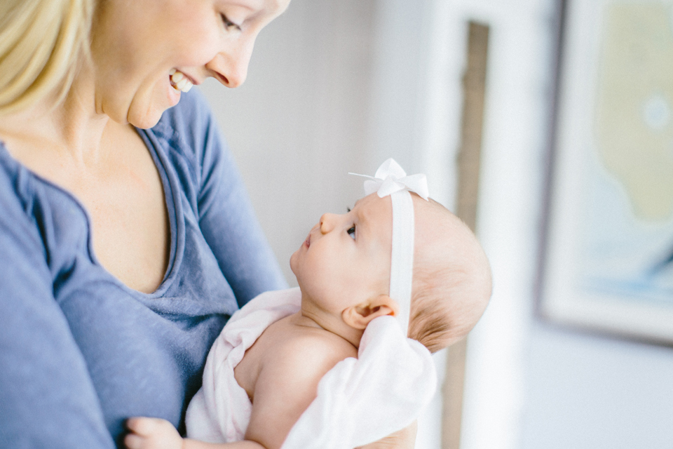 Ways to Help a New Mom | Newborn Photography | Visiting a New Mom