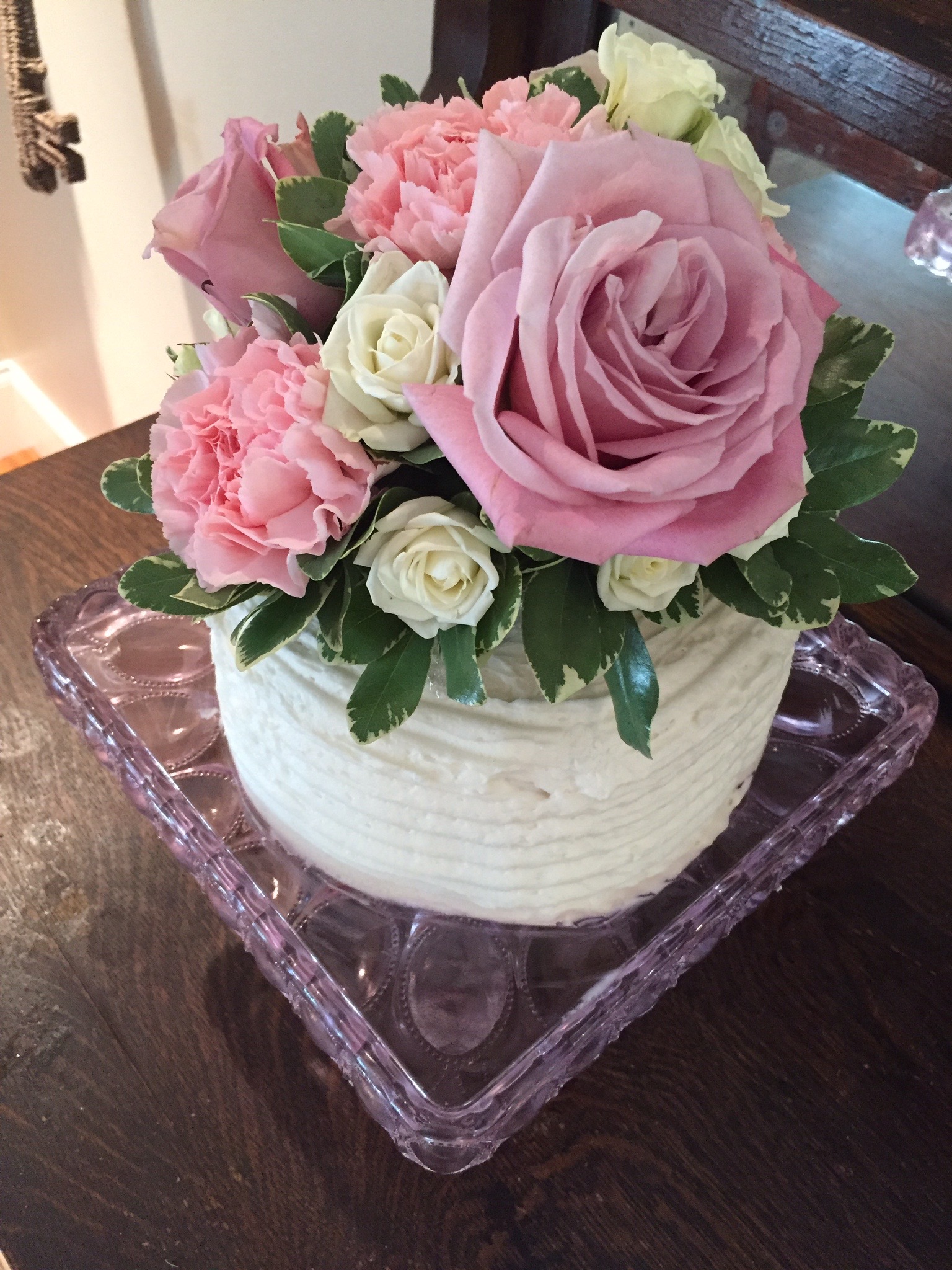 Bridal Shower Cake Ideas | Use fresh flowers to decorate cake | Buttercream frosting