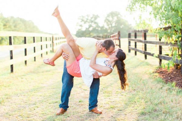 Engagement photos at the farm | Cute engagement photo poses