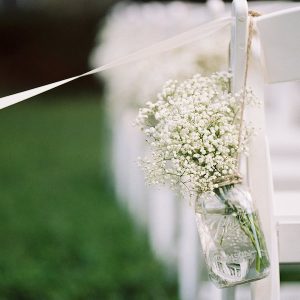 Baby’s breath mason jar aisle decor | wedding budget tips