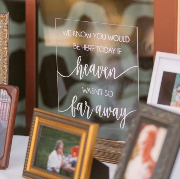 Honoring lost loved ones at wedding with atable sign