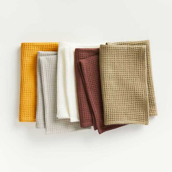 Wedding Registry Gifts for the Eco-Conscious Couple | Organic cotton napkins