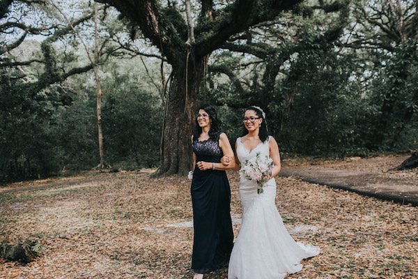 Mother of the bride walking daughter down the aisle | Who should walk bride down the aisle