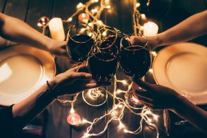 Should I bring a gift to a dinner party? | Friends drinking wine